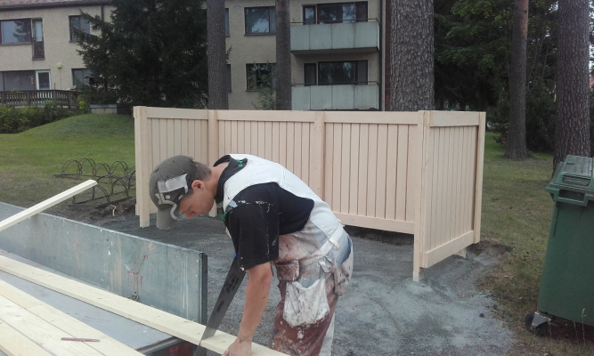 Pihavarastojen ja aitojen kunnostusta (työn touhussa Toni Aaltonen)