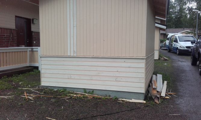 Pihavarastojen ja aitojen kunnostustyötä