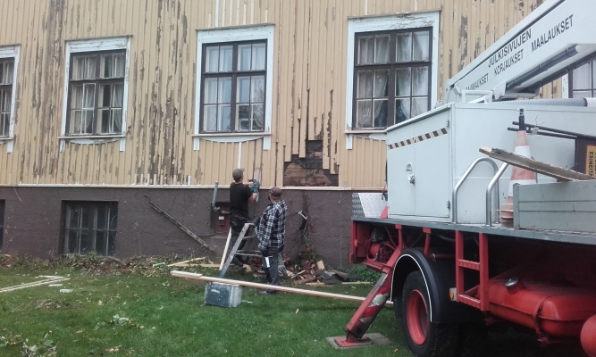 Vanhan rakennuksen julkisivujen huoltokunnostusta