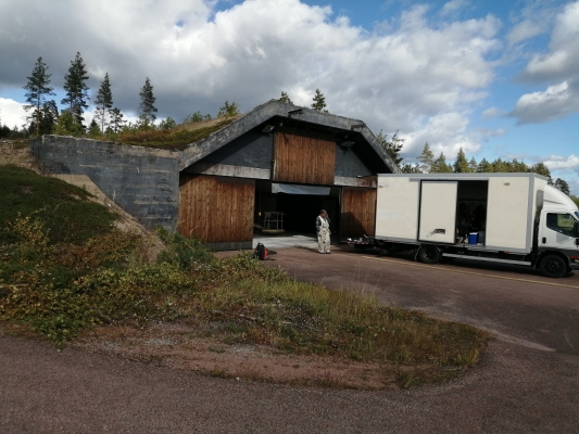 Lentokone hallin ulko ja sisäpuolen ehostus jossain päin Suomea 2020