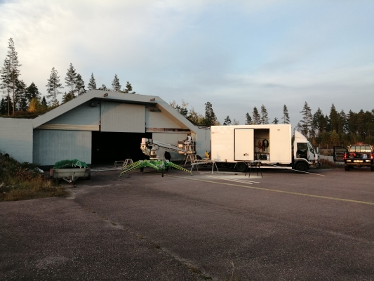 Lentokone hallin ulko ja sisäpuolen ehostus jossain päin Suomea 2020