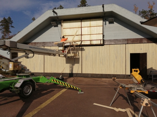 Lentokone hallin ulko ja sisäpuolen ehostus jossain päin Suomea 2020