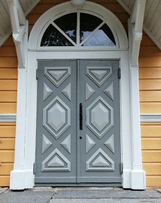 Längelmäen kirkon ovet maalattuna 2021