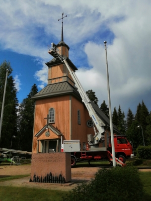 Muroleen kirkon ulkopuolien maalaus 2022, Toni Aaltonen pohjustelemassa tornia