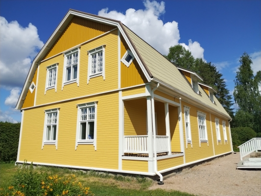 Maatilan päärakennuksen huoltomaalaus 2024