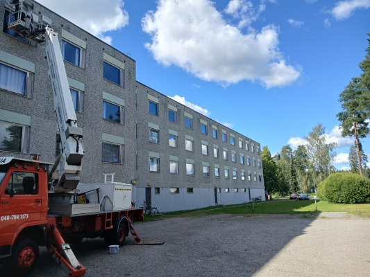 Kerrostalon maalaus kunnostusta Mäntässä 2025