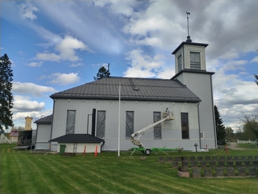 Pylkönmäen kirkon huoltomaalaus käynnissä 2025