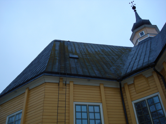 Ruoveden kirkon katon pesua ja huoltomaalausta