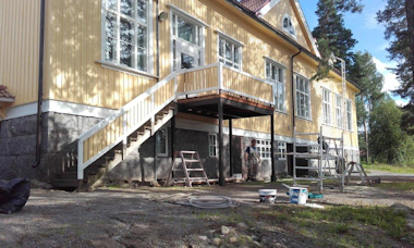 Savosenmäen puukoulu  maalaus ja kunnostustyöt loppusuoralla 2015